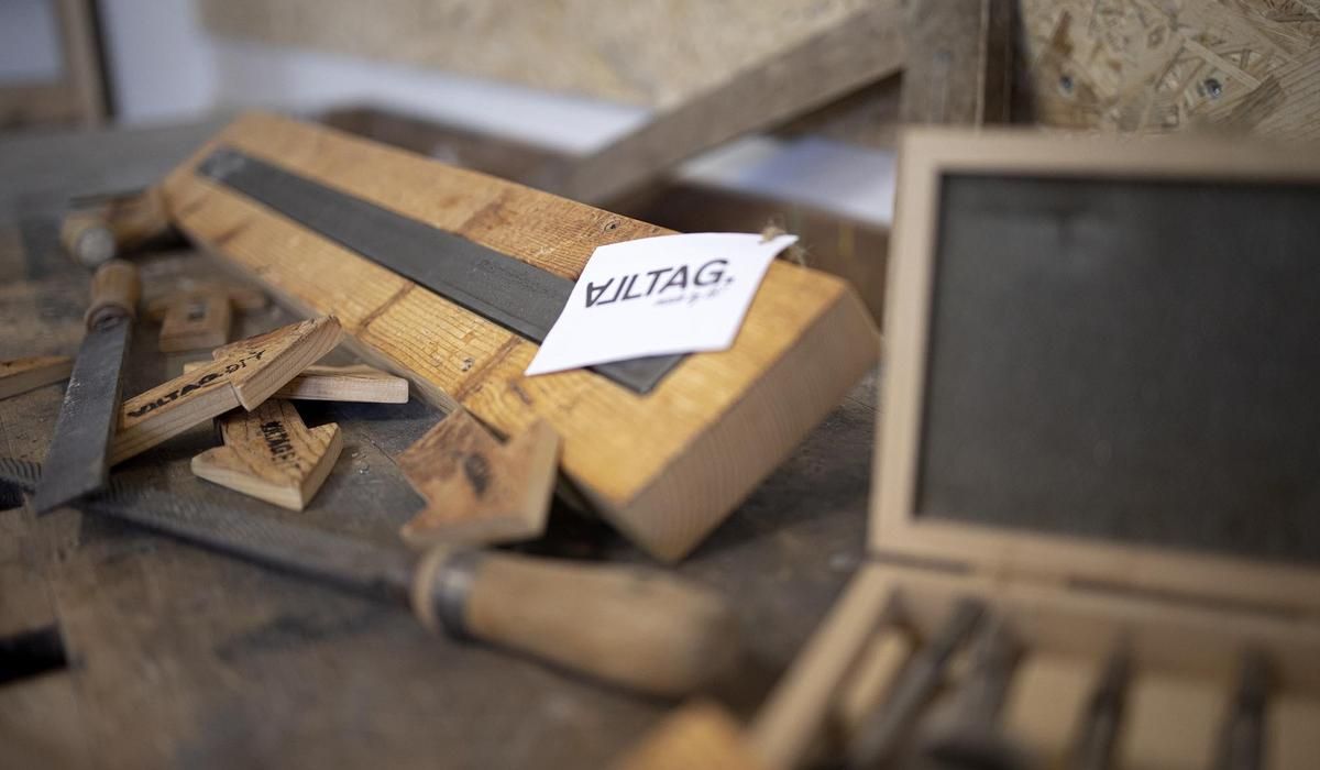 Berufsintegrations-Training-Startseite-Werkstatt mit Holzprodukten