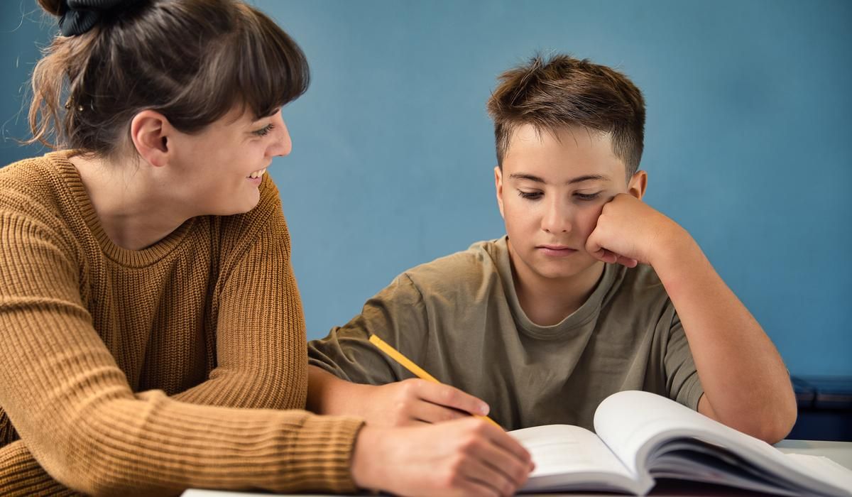 SHZizers-Startseite-Lehrerin mit Schüler
