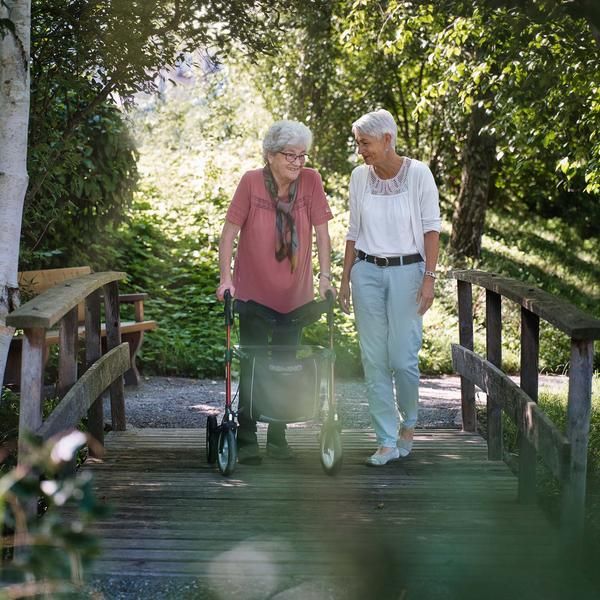 Serata-Zizers-Wir suchen Dich-Pflegerin mit Person an Rollator