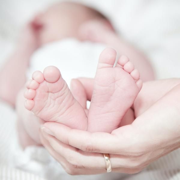 Wellcome-Spenden-Goenner-Babyfüsse in grosser Hand