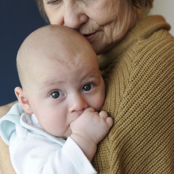Wellcome-So unterstütze ich als Freiwillige- Baby bei Frau auf dem Arm